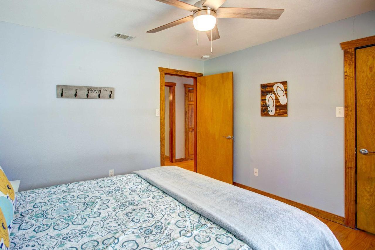 Cedar Creek Lakefront Vacation Rental With Pool Gun Barrel City Екстер'єр фото