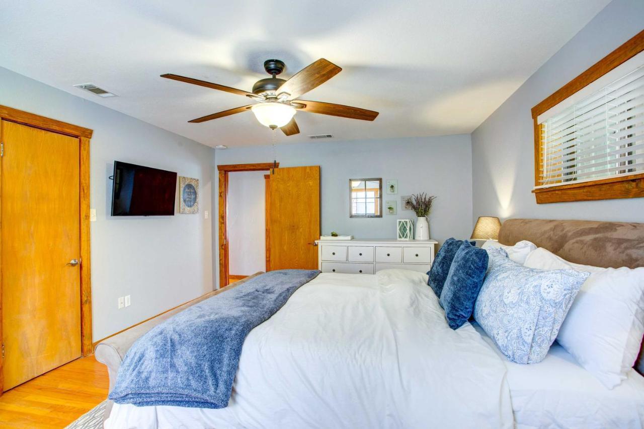 Cedar Creek Lakefront Vacation Rental With Pool Gun Barrel City Екстер'єр фото