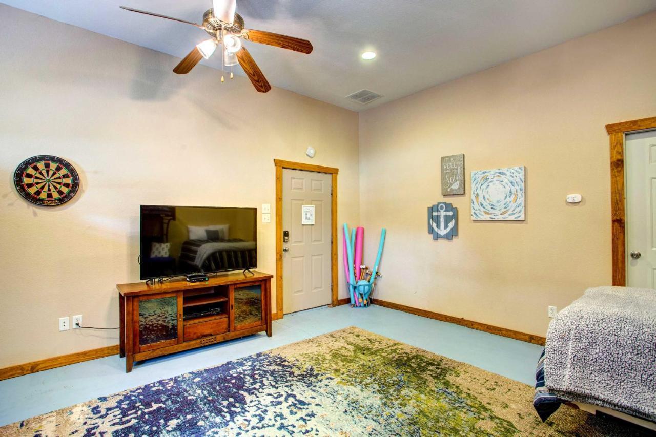Cedar Creek Lakefront Vacation Rental With Pool Gun Barrel City Екстер'єр фото